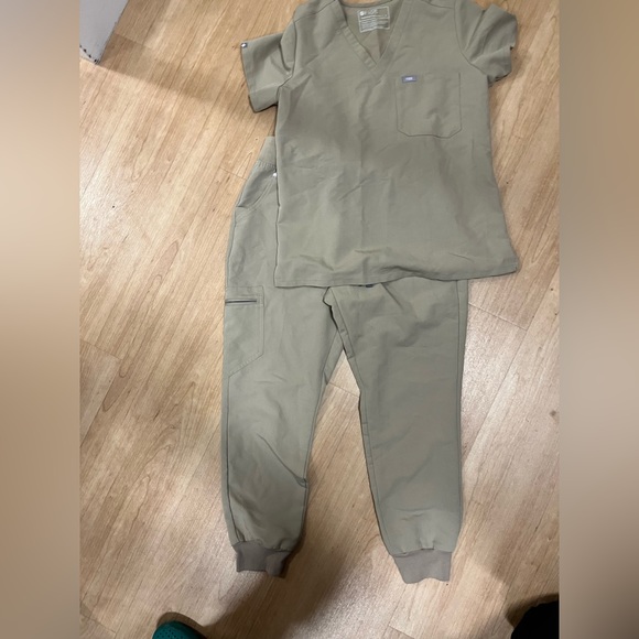 Figs Other - Figs -latte scrub set small top med petite bottom